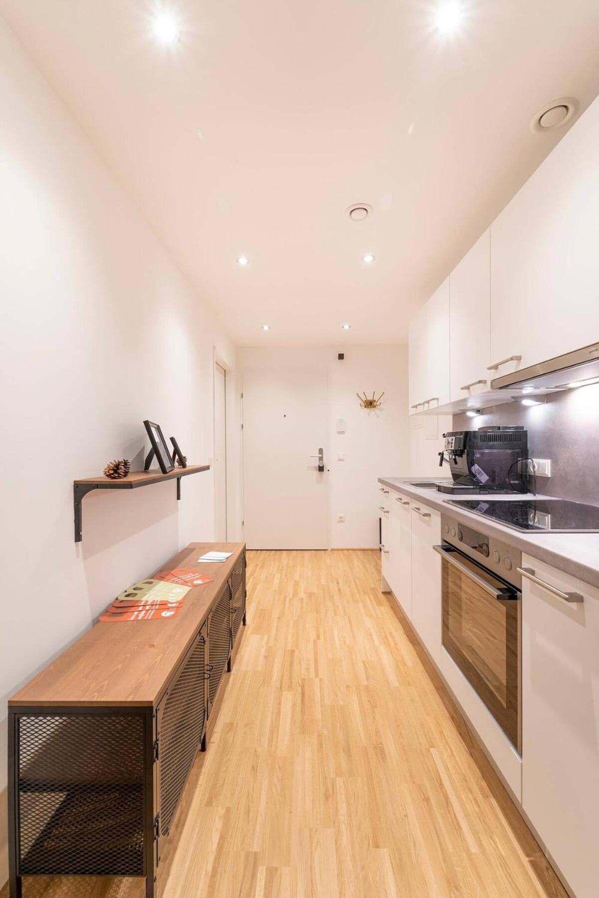 At Station I 3 Minutes To Shopping Street I High Speed Wifi Apartment
