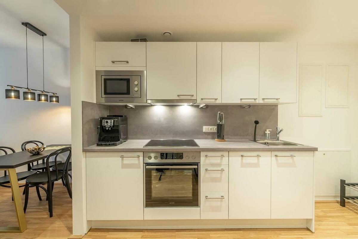 At Station I 3 Minutes To Shopping Street I High Speed Wifi Apartment Wien