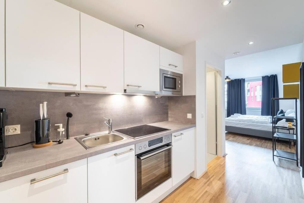 At Station I 3 Minutes To Shopping Street I High Speed Wifi Apartment Wien